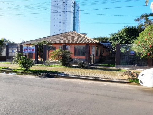 Oportunidade Temporária - Casa + 2 Aptos(310 M²) E Terreno 25 X 25 No Coração De Tramandaí-rs!!! --- Uso Residencial E/ou Comercial. São 6 Quartos (2 Suítes), 5 Banheiros