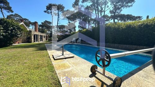 Casa En Venta En Playa Mansa En Privilegiada Ubicación, Una Manzana Sólo Para Ella.