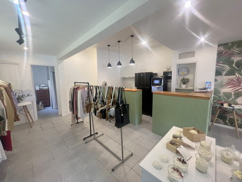 Venta De Excelente Local Comercial, Pocitos, Al Frente, Todo Reciclado, A Pasos Del Mar, Zona Muy Buscada, Actualmente Con Renta