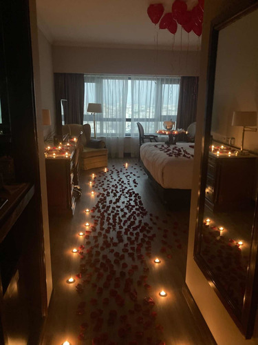 Imagen 2 de 6 de Decoración De Habitación - Noche Romántica - Pétalos Y Velas