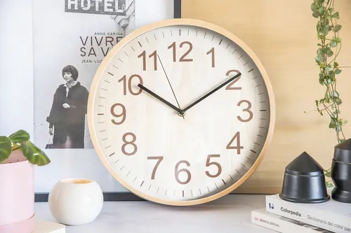 Reloj pared blanco y madera sale