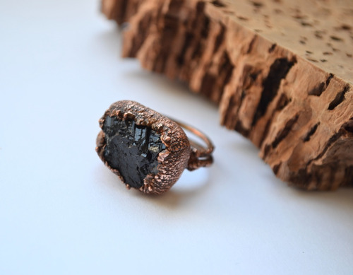 Imagen 3 de 9 de Anillo Texturado Con Piedra Natural Turmalina Negra Y Cobre