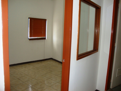 Imagen 7 de 14 de Oficina De 50 Mts2, Área De Recepción ,3 Cubículos, 1e - 1b