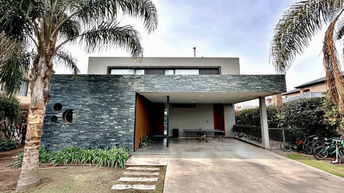 Casa Moderna 4 Dormitorios- San Marino Funes Hills