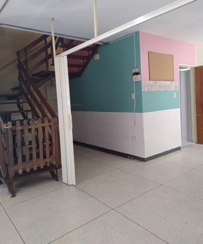 Imagen 4 de 21 de Casa-quinta De Dos Plantas En Calle Cerrada