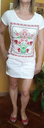 Remera Blanca Mujer Con Dibujo Flores Rojas 