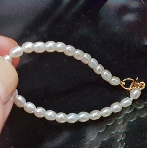 Imagem 4 de 7 de Pedras - Pulseira Infantil Pérolas E Fecho De Ouro Cód278p30