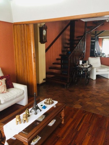 Imagen 2 de 14 de Permuta - Chalet De 5 Ambientes En Venta - Moron Centro