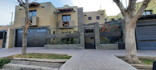 Casa De Categoria Pileta Quincho Guaymallen