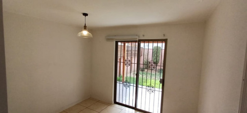 Casa En Barrio Residencial Con Jardín Terraza Techada