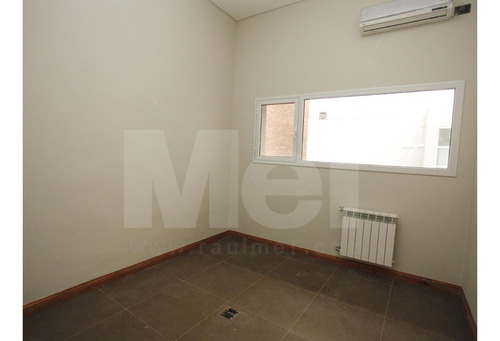 Excelente Casa, En 3 Plantas, Reciclada A Nuevo