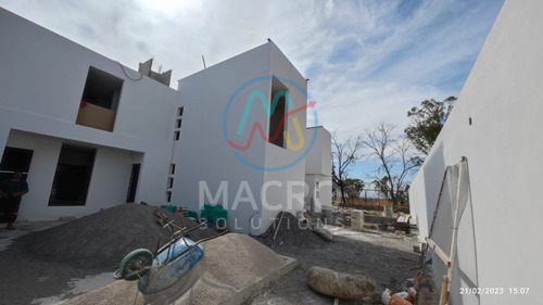 En Venta Casa De 2 Niveles Con Alabreca, Jardín Y Roof Garden Con Jacuzzi En Fracc. Tlahuica