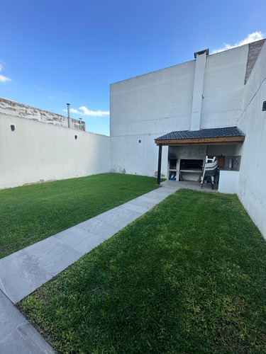 Venta Casa 2 Dormitorios Lomas Del Mirador Con Cochera