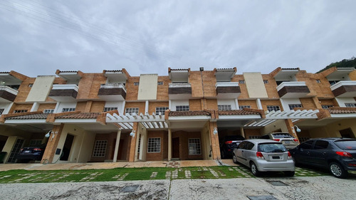 Tibisay Rojas Vende Exclusivo Townhouse En Residencias Monte Plata. Urb. Piedras Pintadas   Cod. 214820