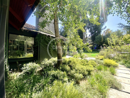 Casa En Venta De 5 Dorm.la Dehesa Lo Barnechea