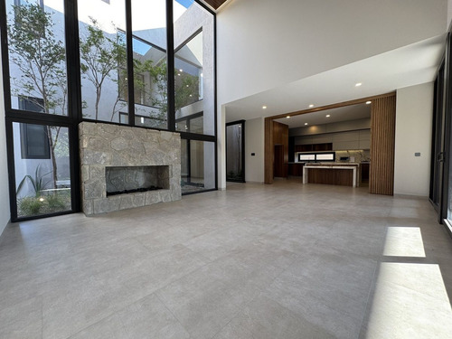 Residencia De Lujo Con Alberca, Área Verde Posterior- Altozano