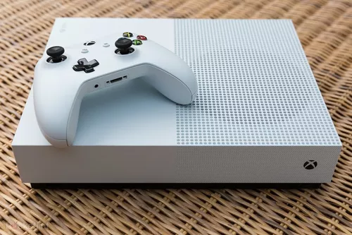 DM Games - PROMOÇÃO XBOX ONE S 1TB BRANCO R$ 1600,00 10x CARTÃO R$ 1500,00  6X CARTÃO R$ 1400,00 DÉBITO R$ 1350,00 DINHEIRO Brindes: •1 capa de  silicone para o controle; •1