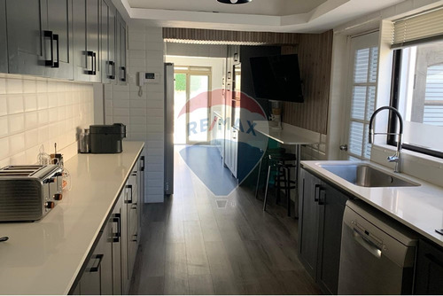 Moderna Casa Con Piscina En Sector Exclusivo