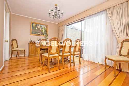 Casa En Venta San Carlos De Apoquindo, Tranquila Calle