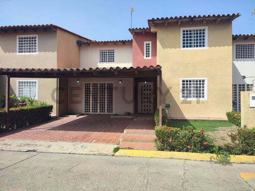Amplio Townhouse Ubicado En C.r Villas De Oriente