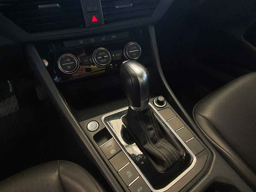 Imagen 10 de 12 de Volkswagen Jetta 2019 4p R-line L4/1.4/t Aut