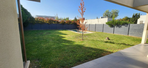 Excelente Casa En Condominio Quilay 2, Sta. Elena, Chicureo