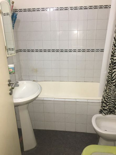 Casa En Venta De 7 Dormitorios C/ Cochera En Floresta