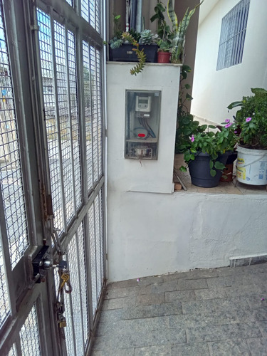 Casa Grande, Com Ótima Acessibilidade E Gerando Renda.