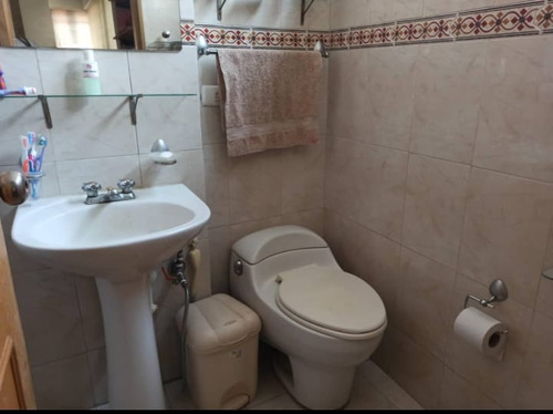 Townhouse En Villa Shirak Callejón Mañongo Frente Al Sambil.