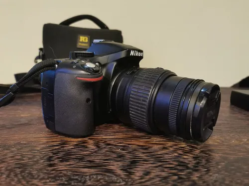 Cámara Nikon D5200 Con Estuche (Usado)