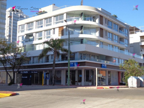 Apartamento En Alquiler Anual Con Parrillero Propio, Zona De Península - Ref: 9841
