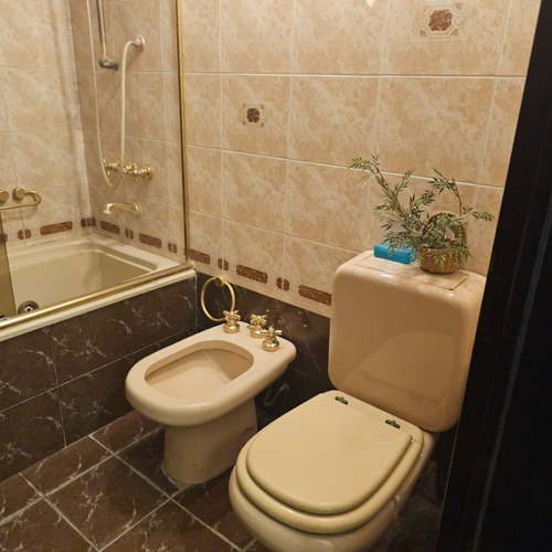 Excelente Chalet De 4 Amplios Ambientes Sobre Lote De 12,99 X 51, Con Garage Cubierto Para 3 Autos, Galeria Con Parrilla, Fondo Y Quincho. Excelente Estado. Nuevo Valor