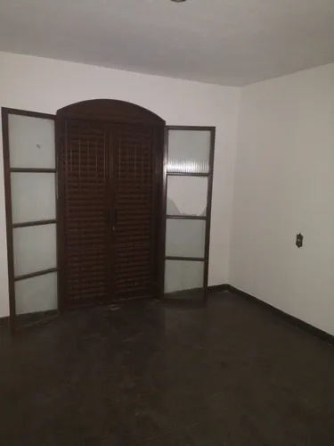 Dois Sobrados No Mesmo Terreno, Total De Cinco Quartos, Cômodos Amplos, 303m² De Área Construída