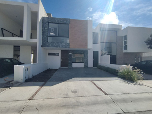 Casa Nueva Con Estudio Y Sala De Tv En Cañadas Del Arroyo