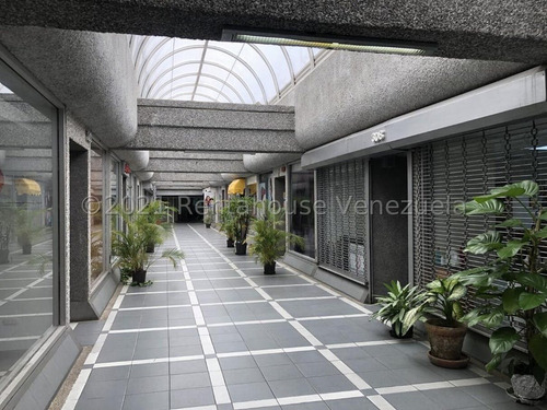 Vendo Local Comercial Santa Paula !!! Bien Ubicado Dentro Del Centro Comercial De La Zona Con Buen Tránsito E Impecable Mantenimiento...!!!!