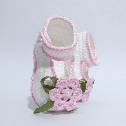 A81 Sapatinho De Croche De Bebe Rosa E Branco Flor E Lacinho