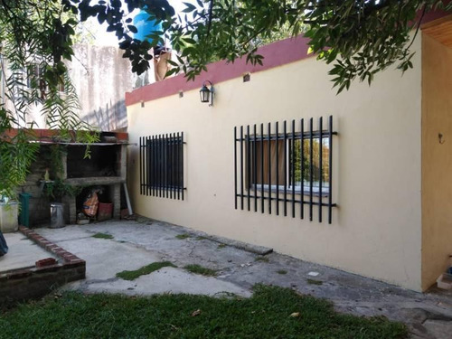 Imagen 14 de 19 de Casa De Dos Dormitorios, Un Baño, Cochera Y Jardin En Barrrio Abadia