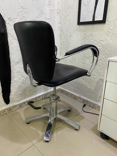 Imagen 1 de 2 de Silla Hidráulica Para Peluquería O Barbería