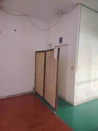 Renta De Local Comercial En Av. Lago De Guadalupe, Con Departamento Incluido