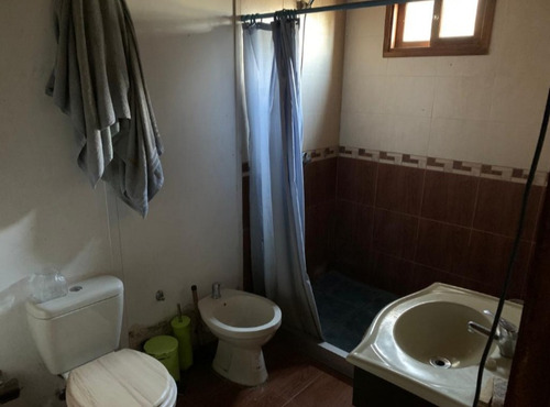 Cabaña De Madera Con Pilares De Hormigón, Entorno Natural