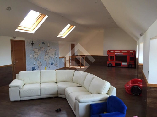 Casa En Venta De 6 Dorm. En Pucón