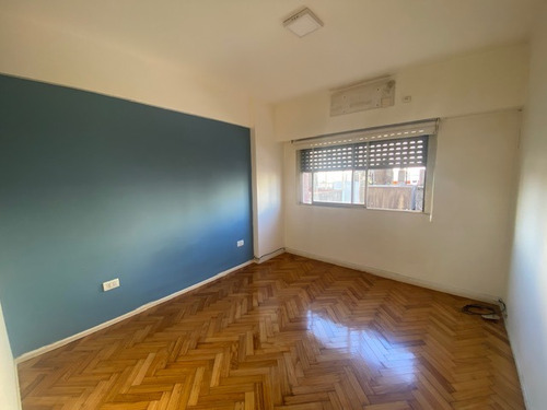 Departamento 3 Ambientes Sobre La Av. Rivadavia En El Barrio De Floresta