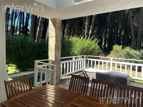 Casa - 5 Ambientes Con Pileta Y Cochera - Costa Atlantica - Carilo - Venta