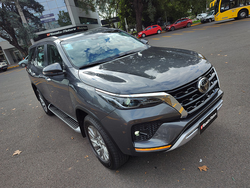 Imagen 1 de 20 de Toyota Hilux Sw4 2023 Srx 4x4 At 7 Asientos Abasto Motors