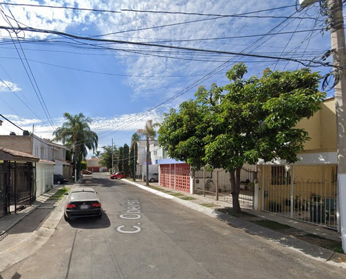 Casa En Venta En Los Girasoles Con 183 M2 De Terreno Con 4 Recamaras.
