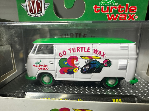 M2 Machines 1960 Volkswagen Delivery Van Turtle Wax Blanco