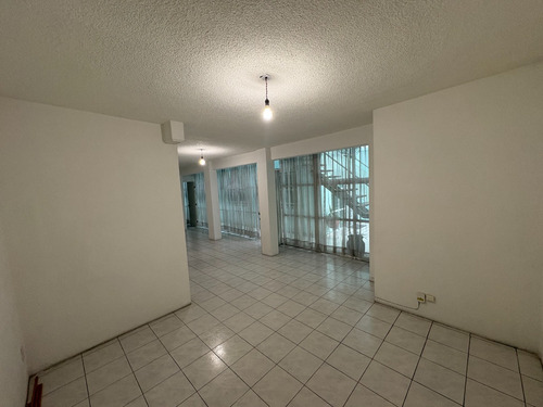 Loft Amplio Y Remodelado Sobre Circuito Interior, Ideal Para Vivir Cómodo