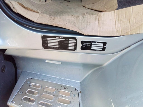 Imagem 9 de 10 de Volvo Vm 330 6x2 2021/2021 Prata