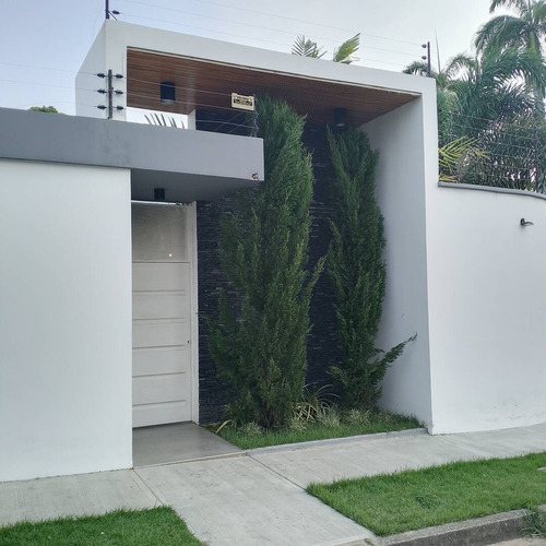 Exclusiva Casa En El Trigal Calle Cerrada, Actualizada Con Diseño Y Arquitectura Contemporánea Ra Cod.229337 