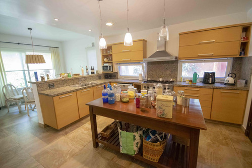 Casa De 5 Ambientes Con Dependencia De Servicio En Venta, En Martínez.